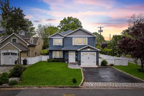 42 Sagamore Hill Dr, North Hempstead, NY 11050