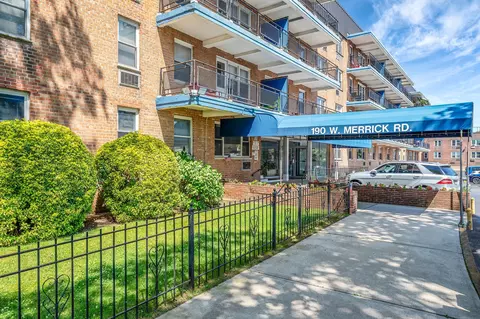 190 W Merrick Rd #4E, Freeport, NY 11520