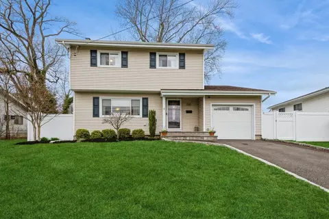 2393 Wallen Ln, North Bellmore, NY 11710