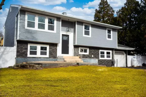 39 Lawn St, Greenlawn, NY 11740