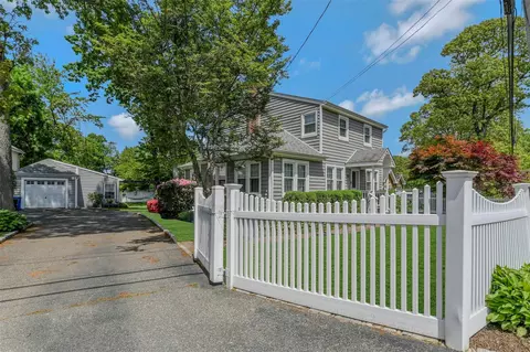 935 Harrison Dr, Centerport, NY 11721