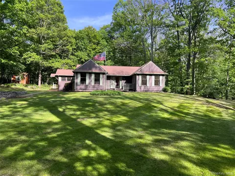 103 Hibernia Heights Dr, Salt Point, NY 12578
