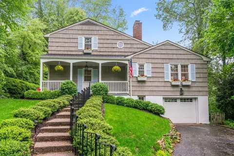 10 Erick Ct, Cold Spring Harbor, NY 11724
