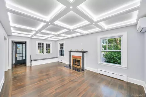 15 Superior Rd, Floral Park, NY 11001