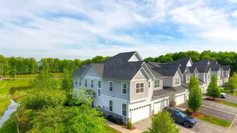 1 Lindentree Ln, Wallkill, NY 10940