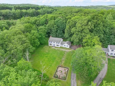 5 Ziegler Ln, New Windsor, NY 12553