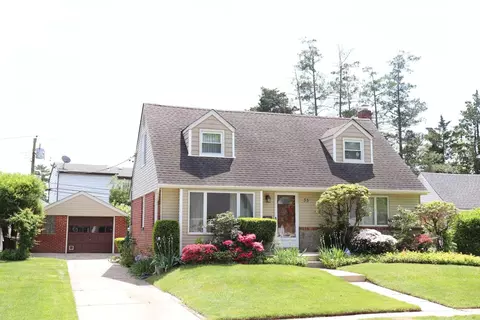 35 Morris Dr, North Hempstead, NY 11040