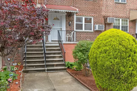 1813 Tomlinson Ave, New York, NY 10461