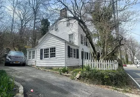 94 Main St, North Hempstead, NY 11576