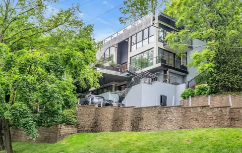 112 Scudders Ln, North Hempstead, NY 11547