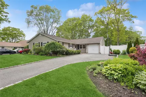 61 Lucille Dr, Sayville, NY 11782