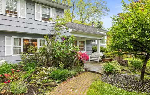 18 Mclane Dr, Dix Hills, NY 11746