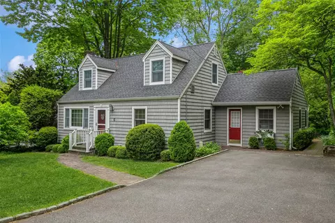 5 Polly Pl, Huntington, NY 11743