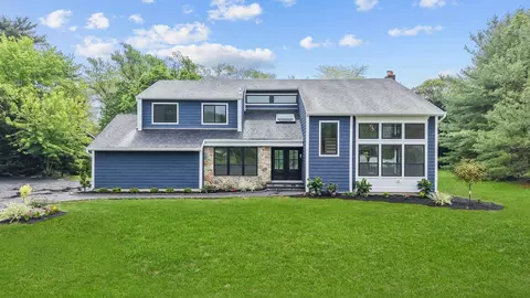 10 Stirrup Ln, Northport, NY 11768