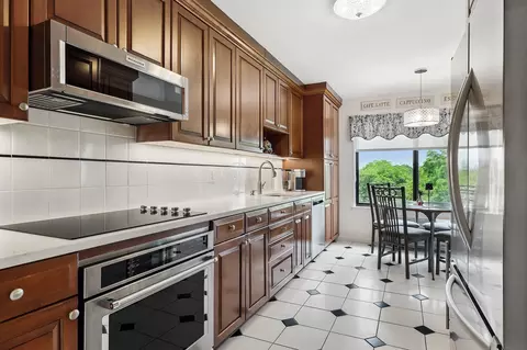 400 High Point Dr #403, Greenburgh, NY 10530