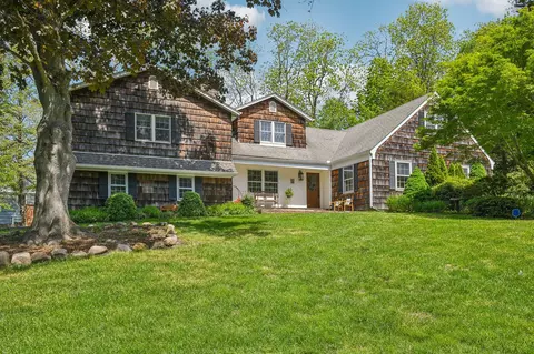 1 Cakewalk Ter, Smithtown, NY 11787