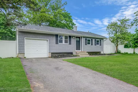 213 Stuyvesant Dr, Selden, NY 11784
