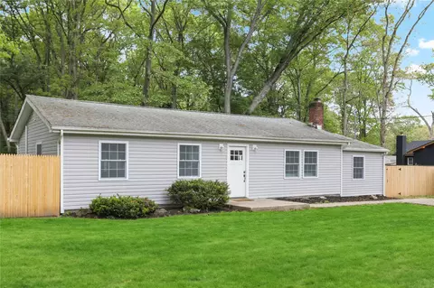 9 Beach Ln, Coram, NY 11727