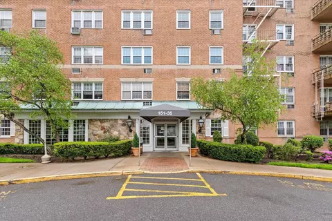 151-35 84th St #5H, New York, NY 11414