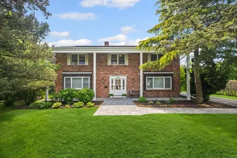294 Oak Neck Ln, West Islip, NY 11795