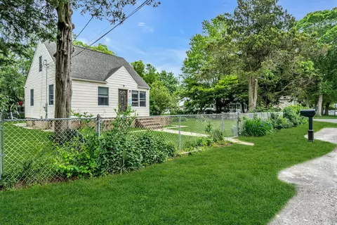 17 Lexington Rd, Shirley, NY 11967