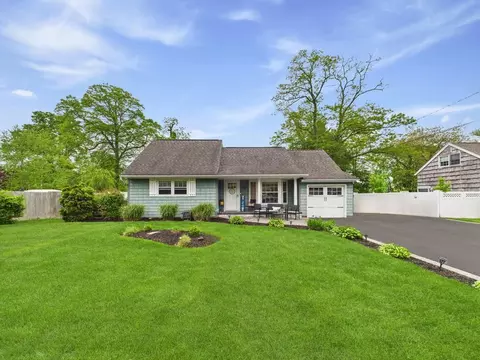 127 Connetquot Rd, Oakdale, NY 11769