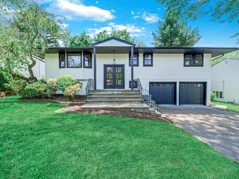7 Pal Way, Plainview, NY 11803