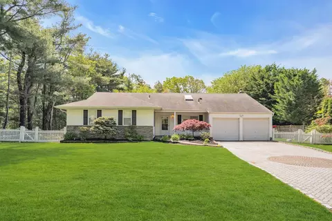 25 Gleason Dr, Dix Hills, NY 11746