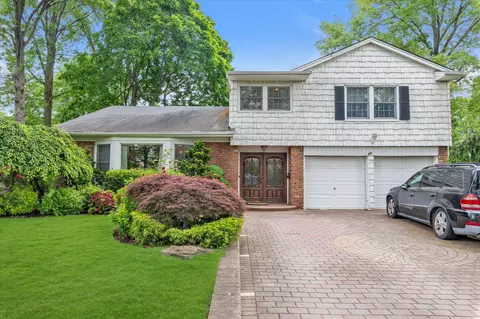 60 Nottingham Ct, North Hempstead, NY 11040