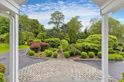 2 Patriots Farm Ct, North Castle, NY 10504