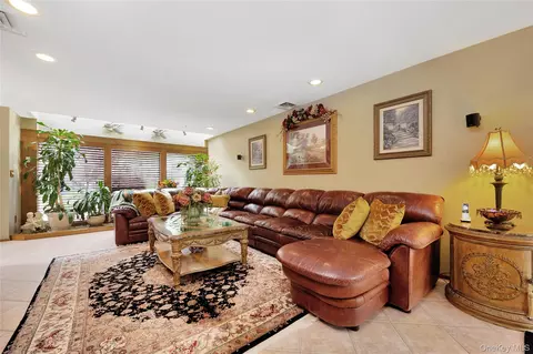 5 Oak Brook Ln, Merrick, NY 11566