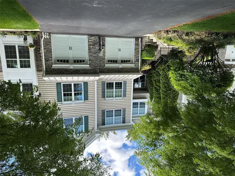 886 Huntington Dr, Fishkill, NY 12524