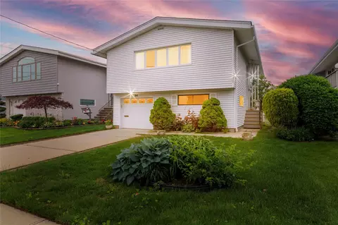 34 E Bedell St, Freeport, NY 11520
