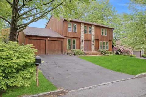 16 Quincy Ln, White Plains, NY 10605