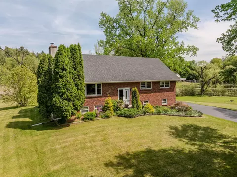 8 Robin Ln, Hyde Park, NY 12538