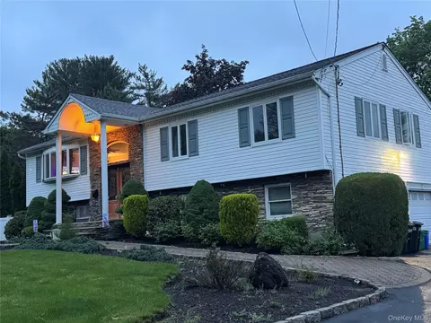 4 Rosemont Dr, Clarkstown, NY 10956