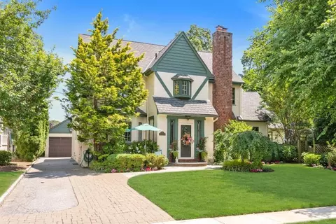33 Nottingham Rd, Rockville Centre, NY 11570