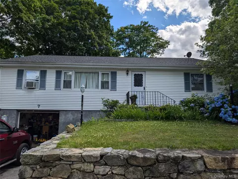 7 Sunset Dr, Yorktown, NY 10598