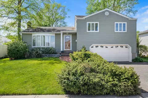 105 Farmers Ave, Plainview, NY 11803