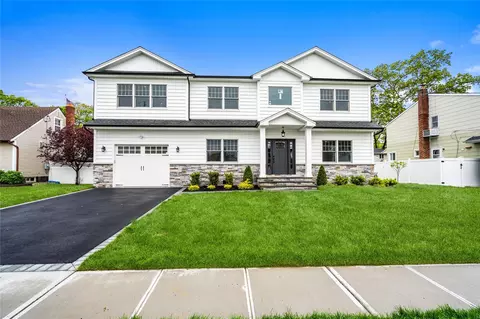 16 Roosevelt Ave, Massapequa Park, NY 11762