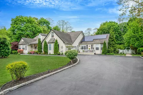 8 Emerald Ct, Moriches, NY 11955