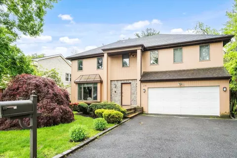 29 Sunset Rd S, North Hempstead, NY 11507