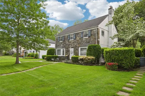 42 Huntington Rd, Garden City, NY 11530
