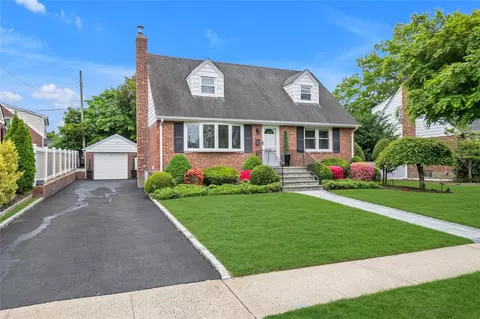 104 South St, North Hempstead, NY 11040