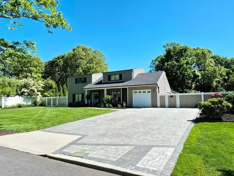 3 Mount Snow Ln, Coram, NY 11727