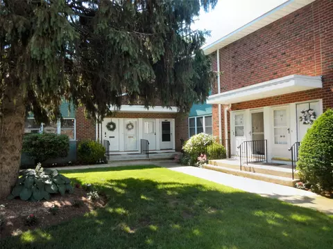 106 Farber Dr #106, Babylon, NY 11704