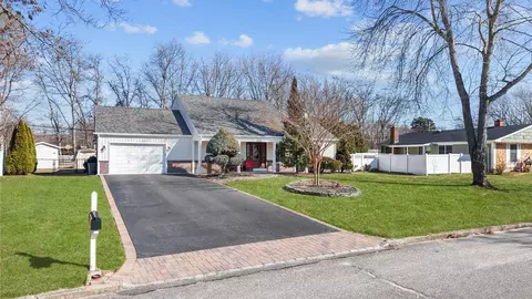 3 Hopewell Dr, Stony Brook, NY 11790