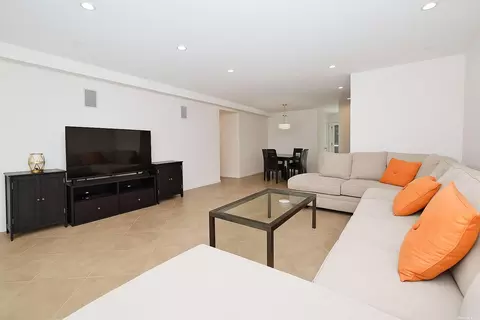 100 Great Neck Rd #1D, North Hempstead, NY 11021