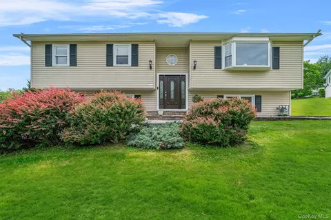 4 Genny Dr, Highland Mills, NY 10930