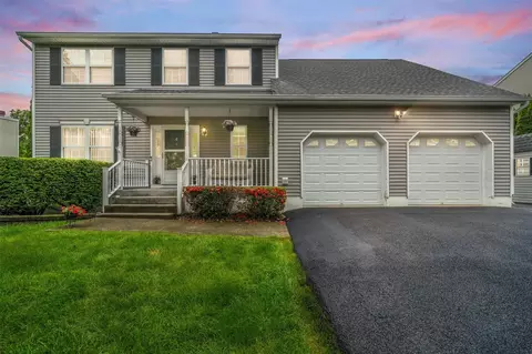 4 Ramblewood Dr, Newburgh, NY 12550